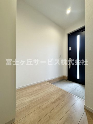 【玄関】 | 静岡市駿河区南安倍3丁目 2期 新築一戸建て 2号棟 | 収納もある玄関です