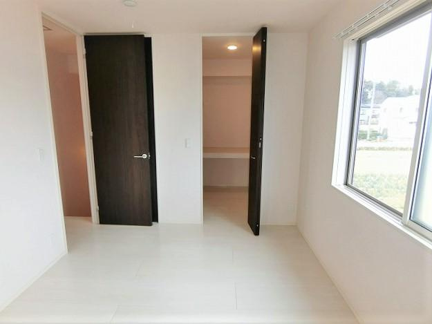 スマートエメロードの洋室