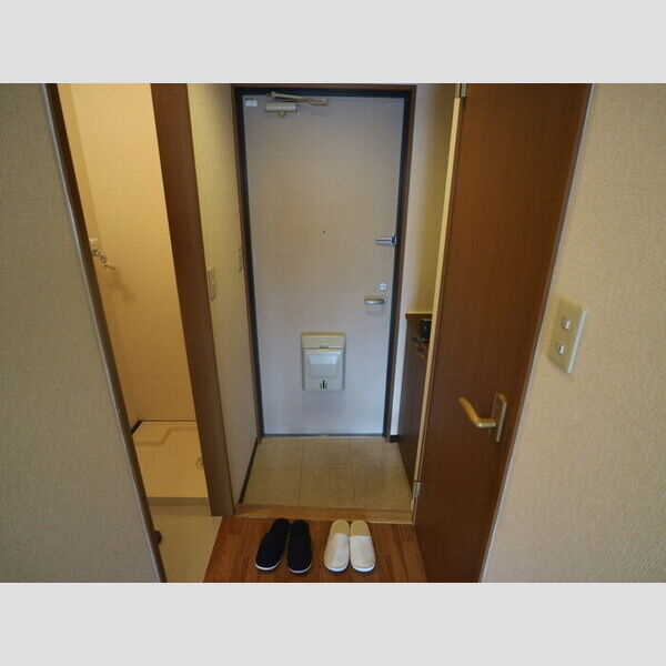 シャトルウエストの玄関