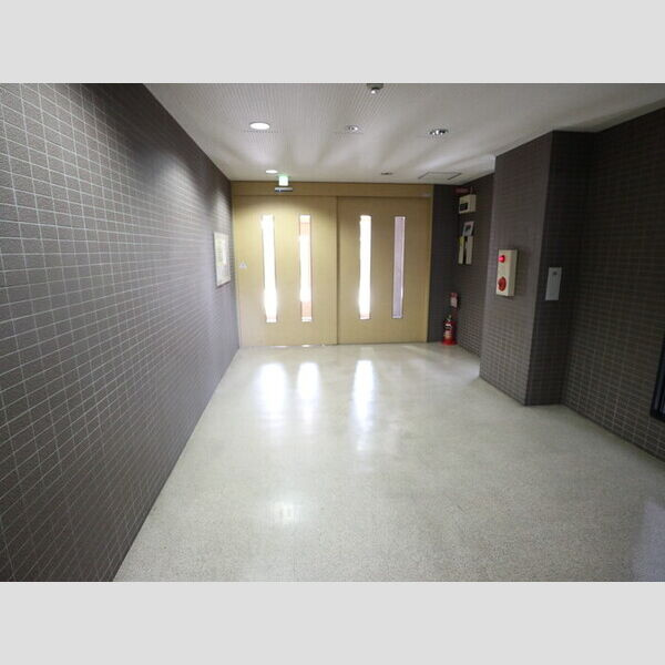 シャトルウエストのロビー