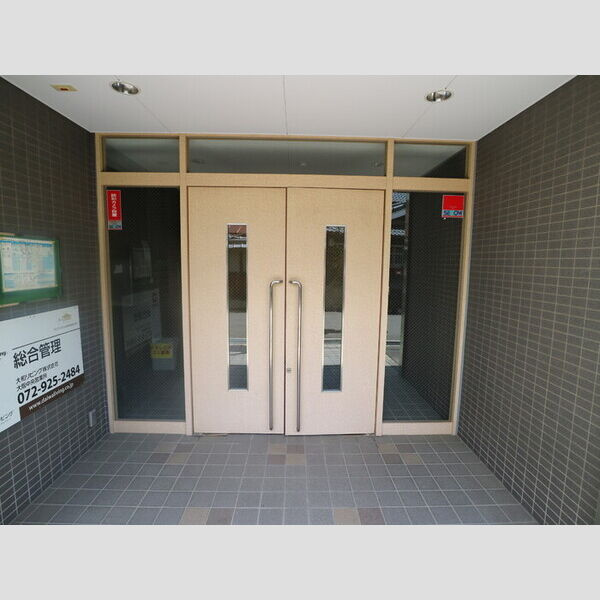 シャトルウエストのエントランス