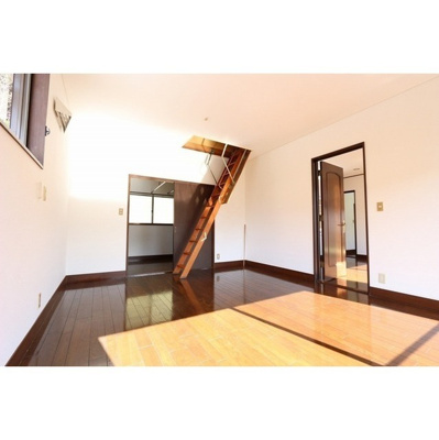 【居間・リビング】 | 洋室１０帖・天井部屋格納階段