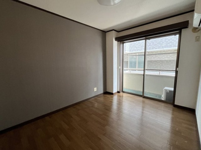 【居間・リビング】 | 中央ハイツ | アクセントクロスがございます。エアコンもございます。