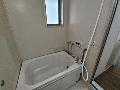 ★追焚給湯付き・換気用の窓があるバスルーム★