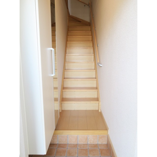 クロスローズ弐番館の玄関