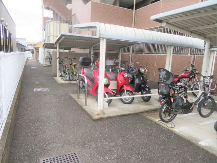 バイクスペースもございます♪屋根がついているので、雨風や雪、紫外線などからの影響を軽減してくれます♪