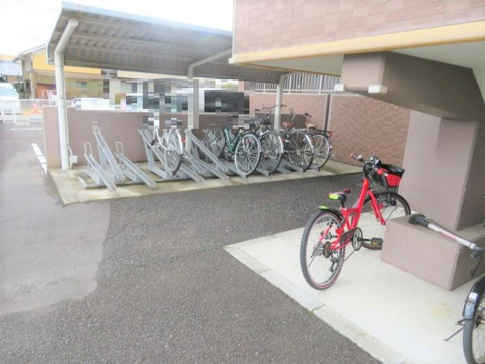 駐輪スペースもございます♪近隣は自転車でも行ける商業施設が多いので、所有しやすい立地です♪