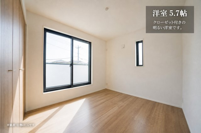 公園も球場も、日常に。｜保土ヶ谷公園徒歩圏×LDK20帖｜南西バルコニー×並列2台駐車｜バス停徒歩3分×藤塚IC近接★仲介手数料無料★の洋室|洋室5.7帖：バランスの良い広さで使い勝手の良い洋室。自然光が入り、明るく快適なプライベート空間を実現します。