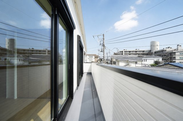 公園も球場も、日常に。｜保土ヶ谷公園徒歩圏×LDK20帖｜南西バルコニー×並列2台駐車｜バス停徒歩3分×藤塚IC近接★仲介手数料無料★のバルコニー|奥行きのあるバルコニーは洗濯物もゆとりを持って干せます。開放感があり、日当たりも良好です。