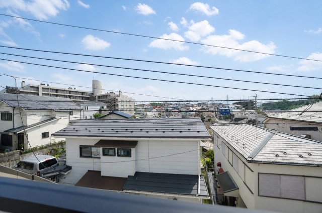 公園も球場も、日常に。｜保土ヶ谷公園徒歩圏×LDK20帖｜南西バルコニー×並列2台駐車｜バス停徒歩3分×藤塚IC近接★仲介手数料無料★の展望|周囲に高い建物が少なく、空が広く感じられる開放的な眺望。気持ちの良い抜け感が魅力です。