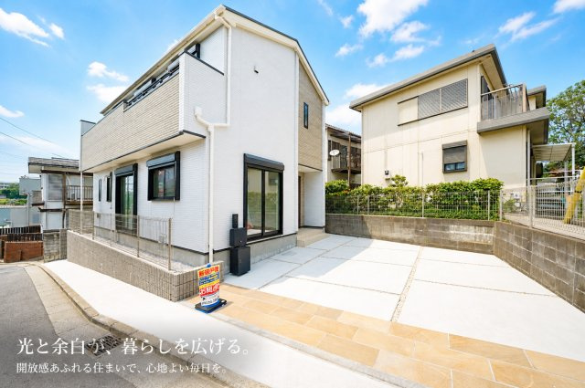 公園も球場も、日常に。｜保土ヶ谷公園徒歩圏×LDK20帖｜南西バルコニー×並列2台駐車｜バス停徒歩3分×藤塚IC近接★仲介手数料無料★の外観|シンプルで飽きのこない外観デザイン。明るい色合いが街並みに調和しつつ、清潔感と上質さを感じさせる佇まいです。