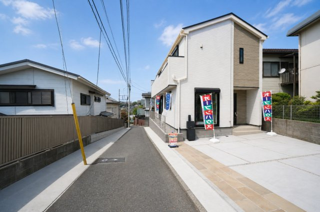 公園も球場も、日常に。｜保土ヶ谷公園徒歩圏×LDK20帖｜南西バルコニー×並列2台駐車｜バス停徒歩3分×藤塚IC近接★仲介手数料無料★の前面道路含む現地写真|前面道路は交通量が少なく、落ち着いた住環境。お車の出し入れもしやすく、日々の暮らしに安心感を与えてくれます。