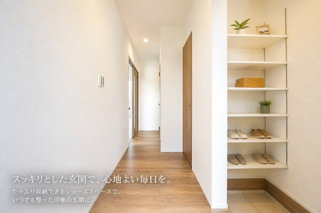 公園も球場も、日常に。｜保土ヶ谷公園徒歩圏×LDK20帖｜南西バルコニー×並列2台駐車｜バス停徒歩3分×藤塚IC近接★仲介手数料無料★の玄関|ゆとりある玄関スペースは、出入りがスムーズで開放的。すっきりとした印象で来客時にも好印象を与えます。