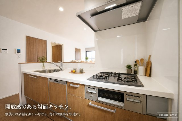 公園も球場も、日常に。｜保土ヶ谷公園徒歩圏×LDK20帖｜南西バルコニー×並列2台駐車｜バス停徒歩3分×藤塚IC近接★仲介手数料無料★のキッチン|広々としたワークトップと三口コンロを備えた機能的なキッチン。調理効率が良く、日々の家事を快適にサポートします。