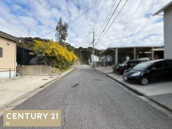 つつじが丘3丁目　中古戸建の前面道路含む現地写真