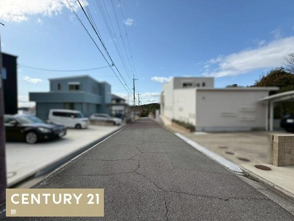 つつじが丘3丁目　中古戸建の前面道路含む現地写真