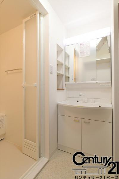 カルム南八木の独立洗面台|■現地撮影写真■収納豊富な明るい洗面スペースです！