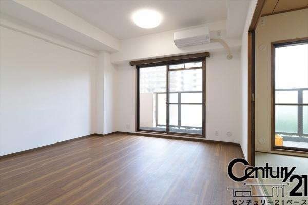 カルム南八木の居間・リビング|■現地撮影写真■バルコニーに面した明るく開放的な居心地の良いＬＤＫ！