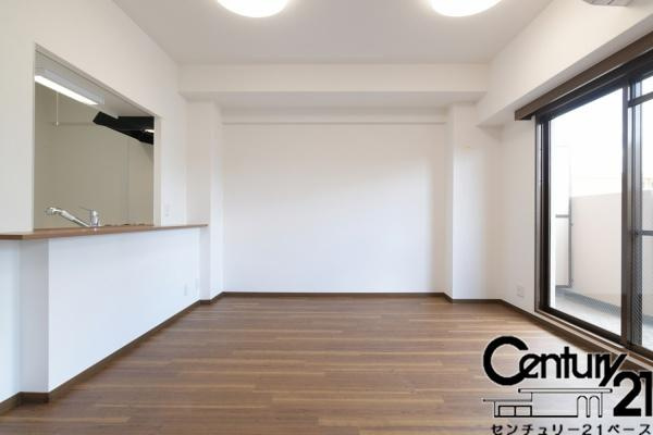 カルム南八木の居間・リビング|■現地撮影写真■自然光の優しい温もりが家族の笑顔を照らします！