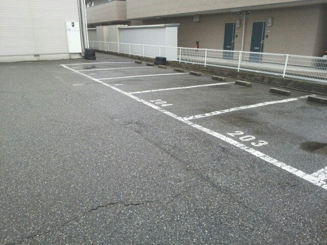 サイモンＯＮＥの駐車場|駐車場があるので、車を買う予定の方も安心です