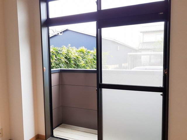 メゾン大安Ⅱのバルコニー|暖かな日差しのふりそそぐバルコニー