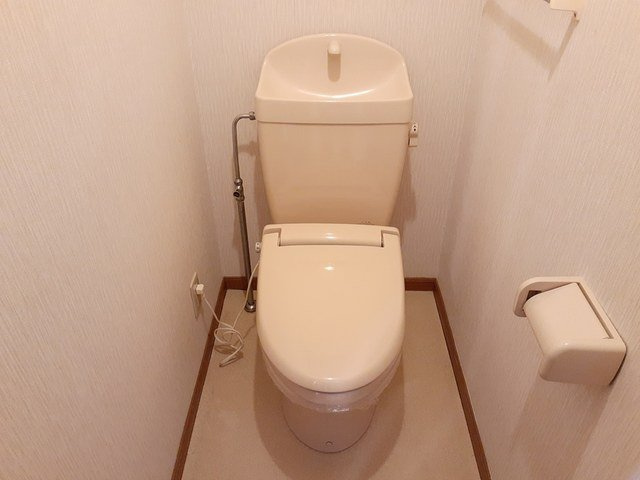 メゾンＪＥＲＲＹのトイレ|ゆったりとした空間のトイレです