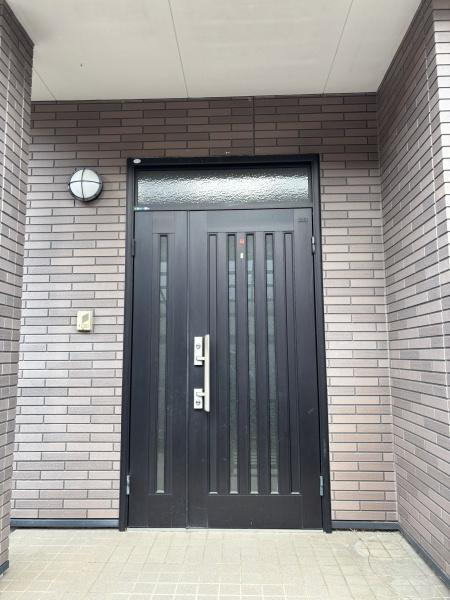 幸田町野場・中古戸建の玄関|訪れる人を心地よく迎え入れます。