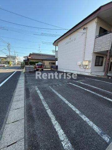 西里ハイツＢの駐車場