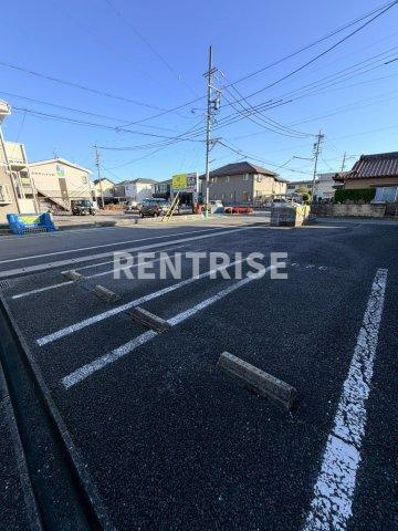 西里ハイツＢの駐車場