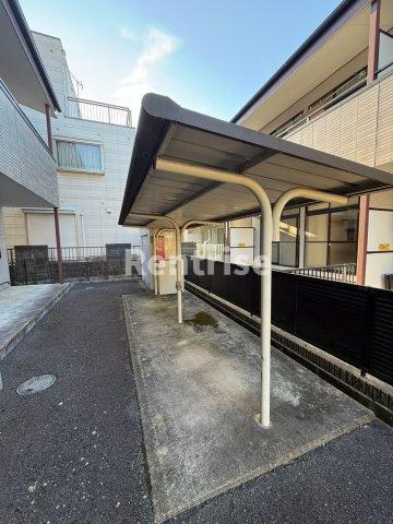 西里ハイツＢの駐車場
