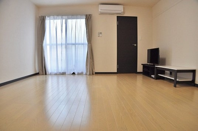 【居間・リビング】 | レオネクストグレイスメゾン | カーテン、テーブル、エアコン、ＴＶ付