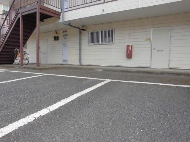 コーポみつわ台の駐車場