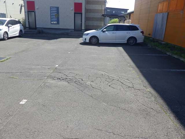 レオパレスコアハイツの駐車場