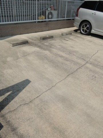 メゾンドティファニーの駐車場