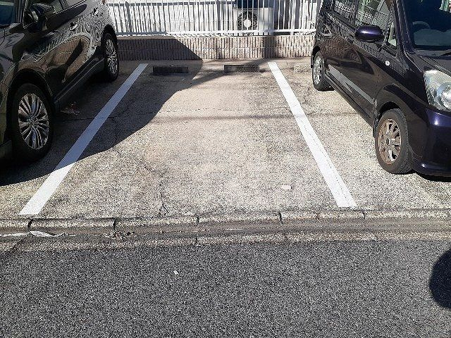 メゾンドティファニーの駐車場