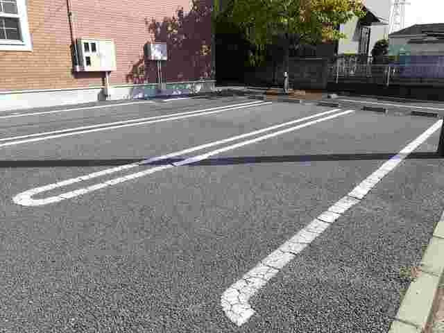 アルバ・ブリーゼ　Ⅱの駐車場