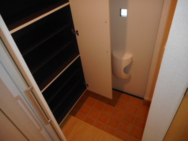 サーム・ヴェリテの玄関