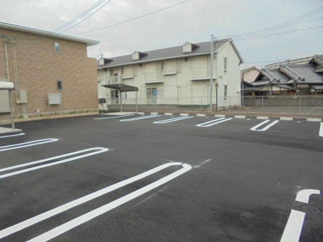 ネオ　トークの駐車場