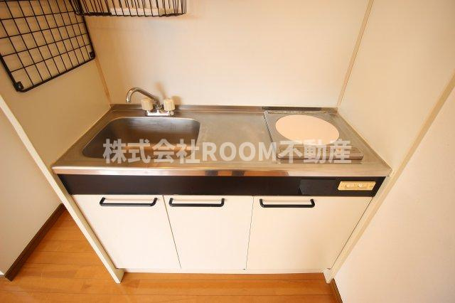 イーストウッドマンションのキッチン|コンパクトなキッチンで掃除もラクラク