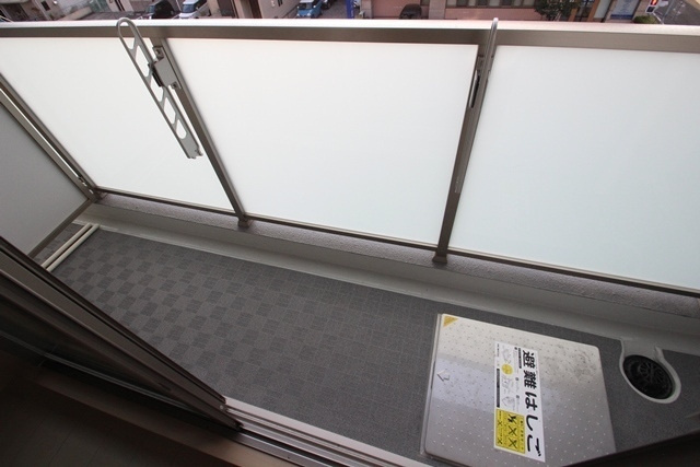 ＵＭＷＥＬＴ　ＢＩＬＤ　ＺＷＥＩのバルコニー