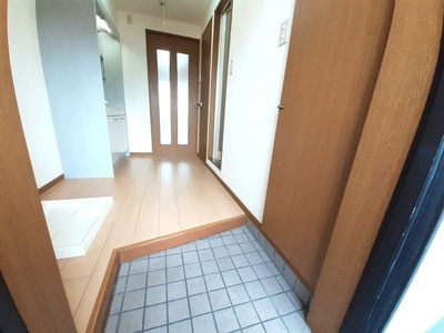 【玄関】 | アビタシオン柳町 | 収納もある玄関です