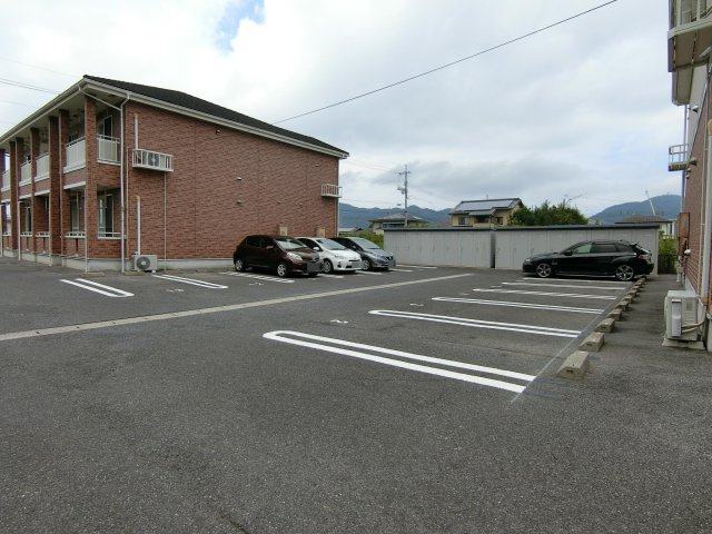 デフィ・チョーＢの駐車場