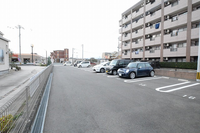 D-roomシャンヴルの駐車場|※同施工会社の類似物件のお写真です