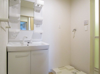 【洗面所】 | サニーヴィラ | 広い洗面スペース