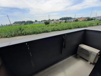 【バルコニー】 | ヒカルサ土浦滝田 | 外からの目が気にならないバルコニーで洗濯物が干せます