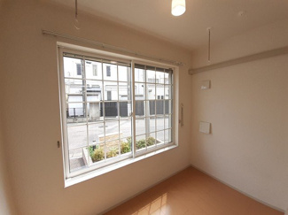 【バルコニー】 | ノーヴァ・トワーレ | 外からの目が気にならないバルコニーで洗濯物が干せます