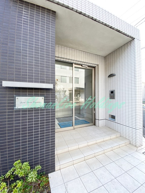 藤沢市鵠沼石上３丁目の賃貸マンションのエントランス