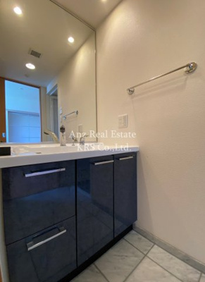 【洗面所】 | リーガル靭公園南 | 大きな鏡のある洗面化粧台