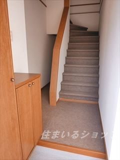 広島市安佐北区亀山５丁目のアパートの玄関