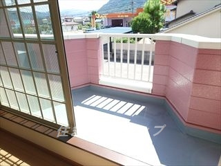 広島市安佐北区亀山５丁目のアパートのバルコニー